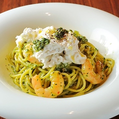生クリームたっぷり自家製ストラッチャテッラと海老のジェノベーゼパスタ