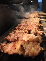 自慢の地鶏炭火串焼♪