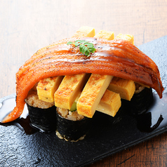 アナゴ1本と玉子のマウンテンカッパ寿司の写真