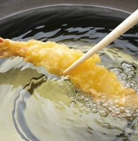 目の前で揚げたサクサクの天ぷらをご提供