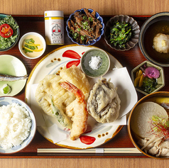 肉厚椎茸の天ぷらの盛り合わせ御膳（椎茸・海老・とり天・出汁煮大根・獅子唐）