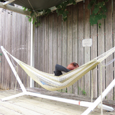 【ハンモックデッキ】ハンモックのあるライフスタイルを提案するHammock2000のハンモックが購入できます。ハンモックデッキでは、オリジナルのカラーパターンや素材への徹底的なこだわりそして何よりも最上の乗り心地を追求したハンモックを体験できます。