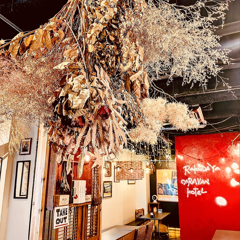 吹き抜けの天井、むき出しの配管、間接照明の柔らかな灯り☆お洒落なカフェのような大人の隠れ家☆