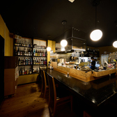 カウンター奥には全国から届いた銘酒や泡盛のボトルがずらりと並びます♪豊富なラインナップを眺めながら、次の一杯を選ぶのも楽しみのひとつ◎お酒の知識が豊富なスタッフに相談しながら、お気に入りの銘柄を見つける贅沢な時間をお楽しみください。