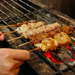 土佐備長炭で丁寧に焼き上げる鮮度抜群の焼鳥。外はパリッと中はジューシーな職人技をぜひどうぞ！