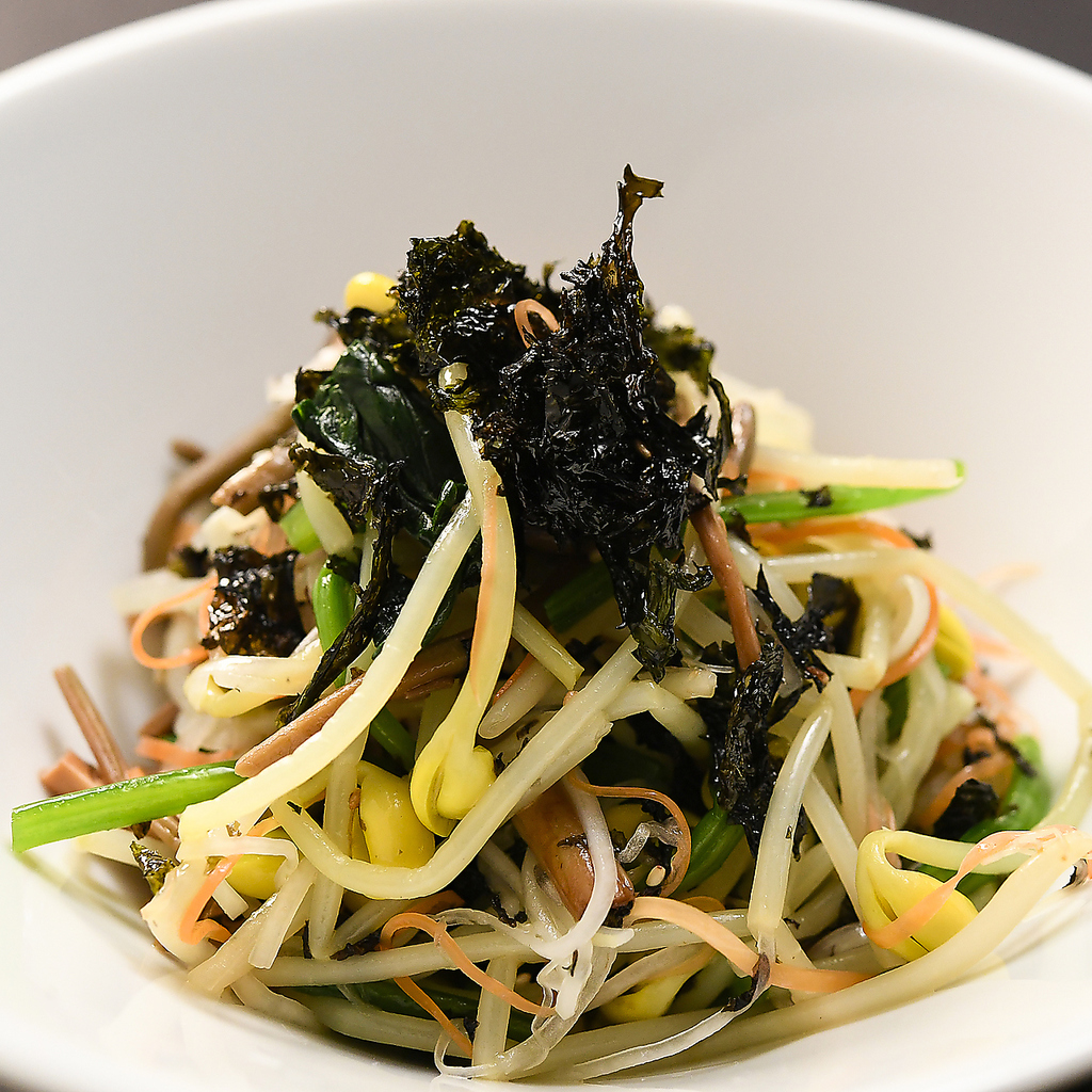 季節の素材を絶妙なバランスで仕上げた季節のまぜナムル990円。