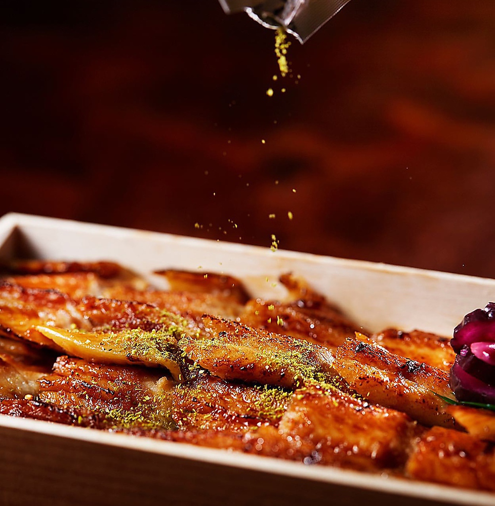 穴子の美味しさを堪能！びっしり敷き詰められた琥珀色に輝く一品。山椒をふりかけてご賞味ください♪