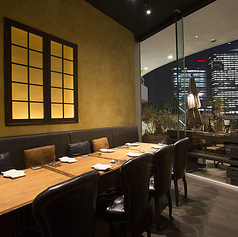 8名様まで利用可能な半個室をご用意しております。周りの目を気にせず、少人数での宴会を楽しむこともできます。ご利用の際はお早めにご相談ください。