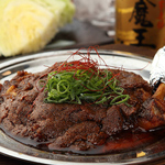 名物 鶏ももの文蔵焼きはお店仕込み★10種類以上のスパイスで焼き上げた辛さが癖になる自慢の逸品◎