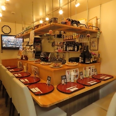 総席数7席のため、少人数のグループでの貸切利用が可能です。他のお客様を気にすることなく、プライベートな空間で、気の置けない仲間との宴会をお楽しみいただけます。貸切で、名物手羽先やおばんざいを存分に堪能できるコース料理と、飲み放題を組み合わせたプランもご相談ください。