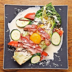 【名物2】炭焼きレタスのシーザーサラダ