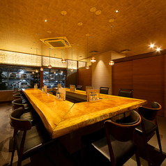 【1日1組様限定！広々カウンター個室席/10~14名】中人数でのお集まりに最適のお部屋。大きな窓で開放感とゆとりのある空間でゆったりとお食事いただける人気のお席です。※こちらのお席は1日1組様限定でのご案内となります。