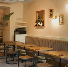 ゆったりとくつろいで頂ける、モダンでカジュアルな空間♪会社帰りのちょい飲みにもピッタリのソファ席です