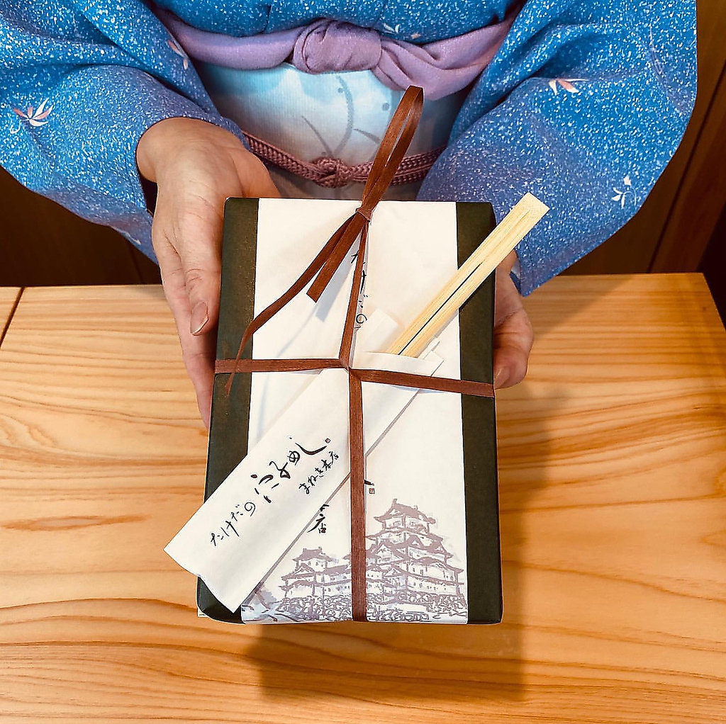 たけだの穴子めし(一折)1998円(税込)とたけだの穴子めし[小](一折)1404円(税込)をご用意しております
