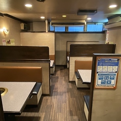 落ち着いた雰囲気の店内には、ゆったりと座れる広いお席をご用意。通路も広く確保しており、車椅子のままスムーズにご入店・ご利用いただけます。