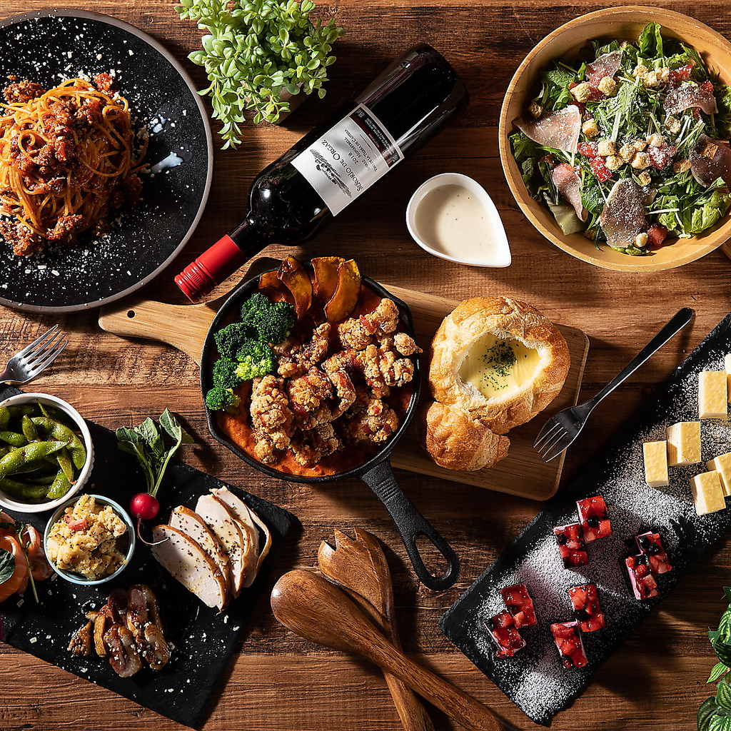 おしゃれなインテリアと、肉＆チーズたっぷりのパーティーメニュー