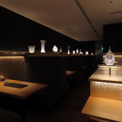 店内に飾られている硝子工芸品は全て富山の安田泰三氏の作品です。展示品の一部は実際にお買い求めすることも可能です。※詳しくは店員にお尋ねください。