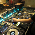 DJブースのレンタル可能です！機材を触ったことのない初心者の方から、ベテランの方まで、音響機材プロ仕様のDJブースをご利用いただけますお気軽にお問い合わせください！ 