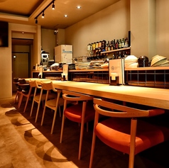 【カウンター1名×6】広々と使えるゆとりの大きなカウンター席は、お一人様のサク飲みから、横に並んで会話を楽しむデートでのご利用など、ちょっとした場面にピッタリなお席です。