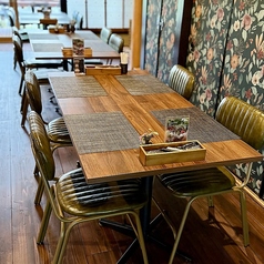 店内の４人掛けテーブルです。