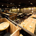 店内の全貌です。最大50名様の同時着席宴会が可能になります。主に店内中央のお席を使用する形です。お店全体の貸切も大歓迎で、80名様より承ります。（予算次第となりますので、お店までお問い合わせくださいませ）【銀座 新橋 俺の 焼き鳥 炭火 コスパ 宴会 女子会 歓送迎会 飲み会 飲み放題 貸し切り 個室】