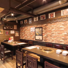 家族や友人との小規模な集まりにぴったりな落ち着いた雰囲気。美味しい料理を楽しみながら、特別な会話を心ゆくまでお楽しみいただけます。心温まるひとときを大切にしてください。