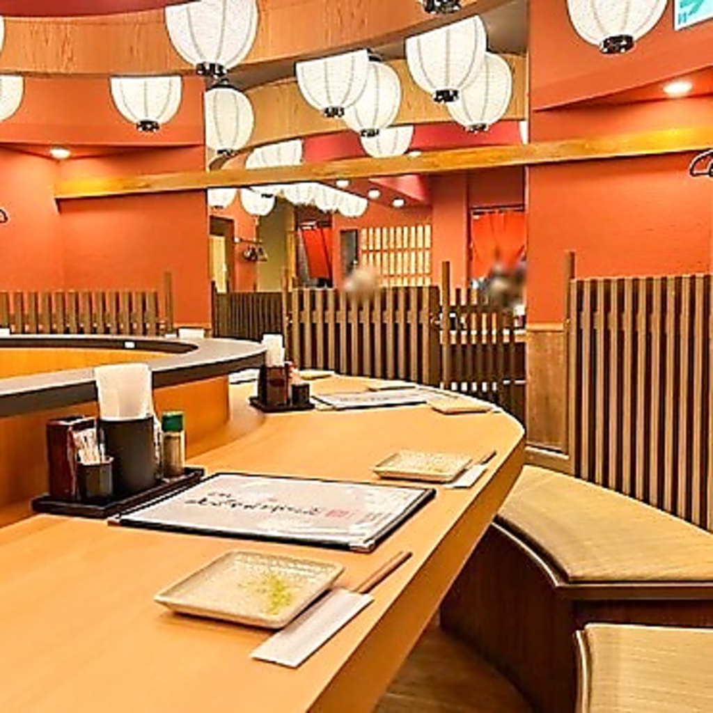 1階のカウンター席はお一人様からご利用できて大人気♪仕事帰りのサク飲みに気軽にご来店ください！