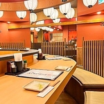 1階のカウンター席はお一人様からご利用できて大人気♪仕事帰りのサク飲みに気軽にご来店ください！