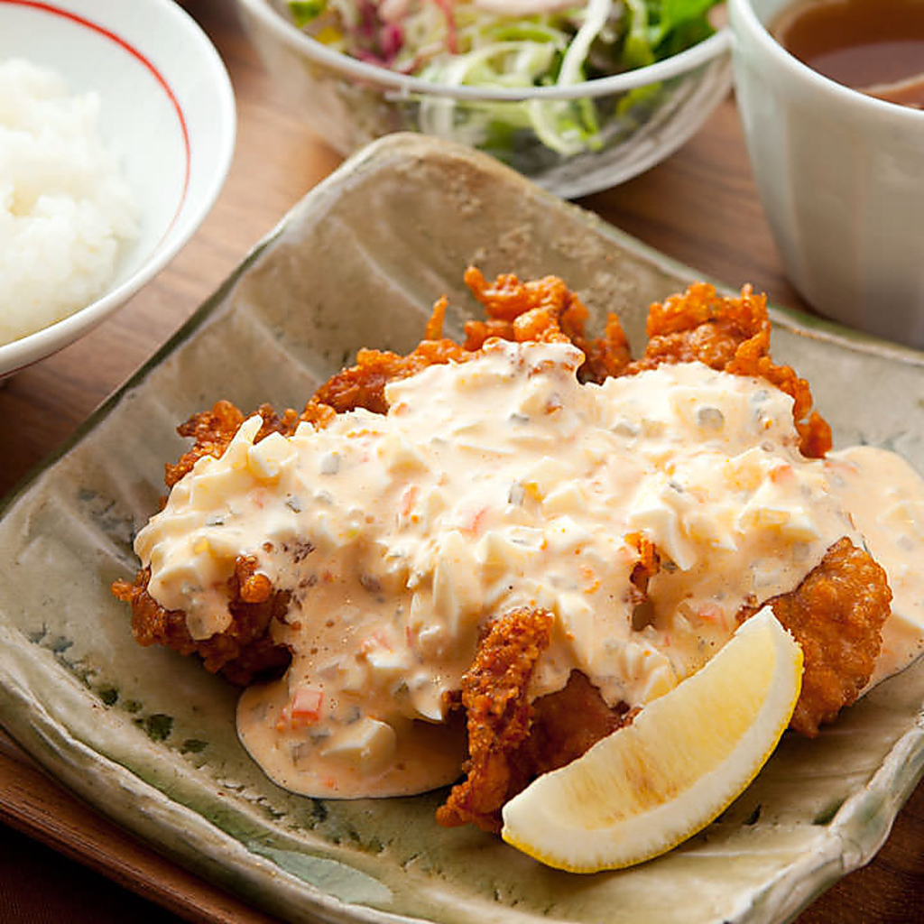 自家製タルタルソースがたっぷりのチキン南蛮はお酒にピッタリ合います◎