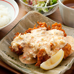 自家製タルタルソースがたっぷりのチキン南蛮はお酒にピッタリ合います◎