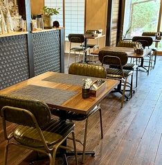 店内の２人掛けテーブルです。