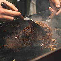 【黒焼きそば】3種ソースが織りなす奥深い味わいは絶品!