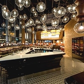 天井が高く、吹き抜けが特徴のダイニングです。お洒落な空間で軽く1杯でもご利用頂けます。