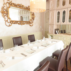 4～8名向けのゆったりとした個室をご用意し、大切な会食や接待、家族の特別な集まりにも最適です。優美な輝きに満ちた個室空間で、心まで華やぐ特別なひとときをお楽しみください。