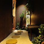 ビルの４階に上がれば、入口からワクワクする非日常空間！