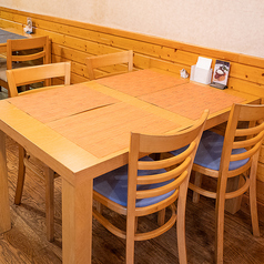 4名様用のテーブル席は全3卓ご用意。ご夫婦やカップル、ご友人とのお食事にご利用ください♪