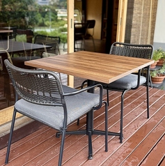 テラス・テーブル（屋外）２席です。時間帯によって日差しが強くなることがあります。ペット同伴可能ですが、ペット用の椅子はございませんので、あらかじめご了承ください。他のお客様へ吠えたり、テラスでおしっこされるのは他のお客様へ大変ご迷惑がかかりますので、しっかり躾ができている方のみでお願いいたします。