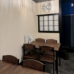 【快適なテーブル席で特別な時間を】4名様用テーブルが2つあり、友人や家族とゆったりとした時間を過ごせます。落ち着いた雰囲気の中で、心温まるランチをお楽しみください。