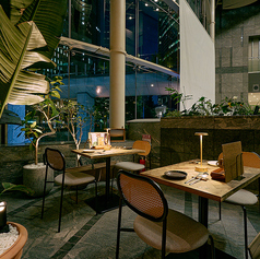 柔らかな灯りが演出するお洒落で大人な空間を味わえるお席。（室内の吹き抜けお席です）