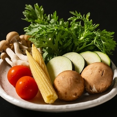 【北海道産】冷涼な気候を活かした水耕栽培の春菊など、こだわりの焼き野菜盛りをご用意◎の写真