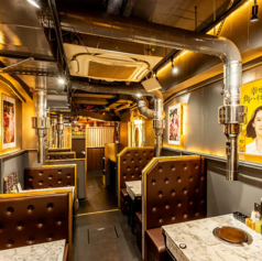 【8名様掛けテーブル席×1卓】大人数の来店でも席を繋げて一緒にお食事を楽しめるテーブル席です、お客様の人数に最適なお席をご用意いたします!親戚や会社仲間との食事会など中規模な人数でのご利用にぴったりです★