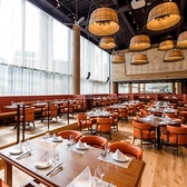 デザイン性溢れる店内。内装にもご注目頂けますと、よりお楽しみ頂けます。