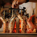 炉端で焼き上げる旬の食材。香ばしい香りと旨味を閉じ込めた逸品をお酒とともにご堪能ください。