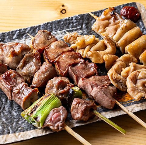 丁寧に串打ちされた本格炭火焼き鳥を、リーズナブルに味わえます♪