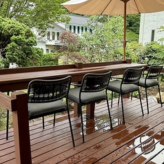 テラス席（屋外）のカウンター席です。お庭に面していますので、お庭の景色を楽しめます。雨で濡れますので、雨天では使用できません。時間帯によっては日差しが強くなることがございます。ペット同伴可能ですが、ペット用の椅子はございません。しっかり躾ができている方のみでお願いいたします。