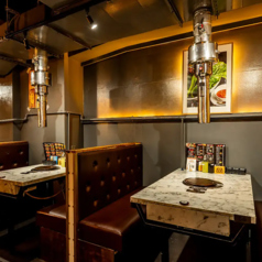 【4名様掛けテーブル席×2卓】コンロ付きのお席は、お肉を焼きながら楽しくお食事や会話を満喫いただけます♪お子様連れのファミリーや仲の良い友人などにオススメな4人掛け席は、席同士のゆとりも程よく快適なお席です。