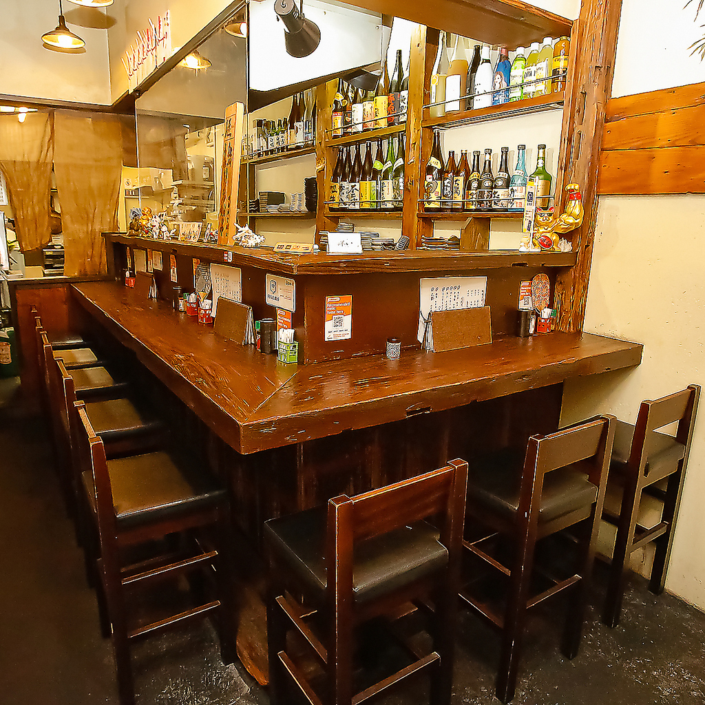 ライブ感溢れるカウンターはお一人様やデートに最適。目の前で焼き上がる職人の手捌きを楽しめます。