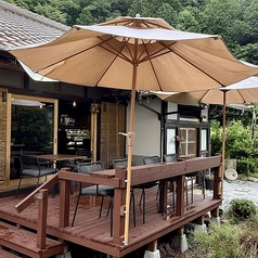 テラス席（屋外）のカウンター席です。お庭に面していますので、お庭の景色を楽しめます。雨で濡れますので、雨天では使用できません。時間帯によっては日差しが強くなることがございます。ペット同伴可能ですが、ペット用の椅子はございません。しっかり躾ができている方のみでお願いいたします。