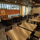 恐れ入りますが、当店には専用の駐車場はございません。お車でお越しの際は、店舗周辺に多数ございますコインパーキングをご利用くださいますようお願い申し上げます。