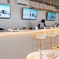 お洒落なカウンターとテーブルを完備◆国際通りのカフェ
